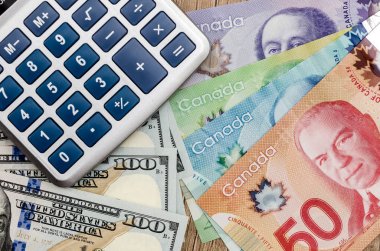 hesap makinesi Doları usd ve cad üstünde okul sırası ile