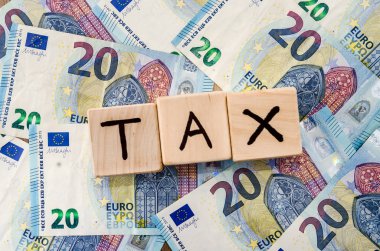 Euro banknot ahşap küpleri. Vergi