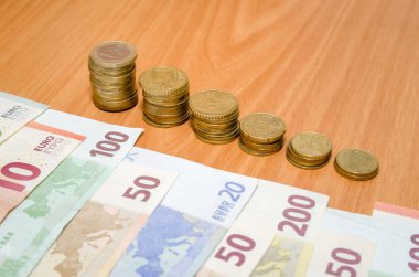 Euro banknot ve madeni paraların ahşap tablo