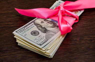 yüz dolar faturaları pembe hediye şerit
