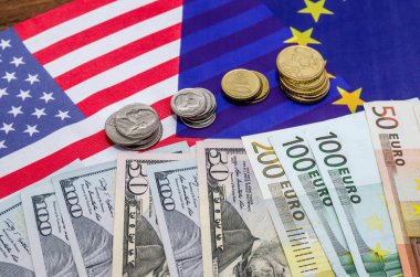 Dolar ve euro ile masa bayrağı