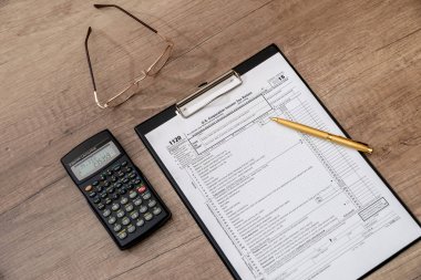 Bize 1120 vergi formu, kalem, calclator üstünde okul sırası