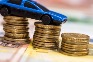 madeni para ve euro faturalarında mavi oyuncak araba
