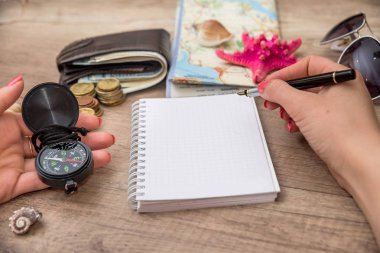 gezi aksesuarları - boş not defteri, para, harita ve pusula