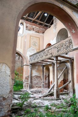 yıkık tuğla Katolik Kilisesi içinde