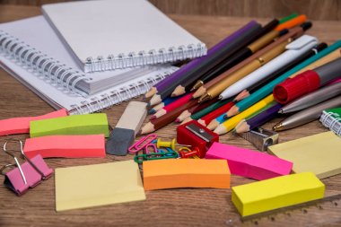 farklı okul malzemeleri ahşap bir masa üzerinde