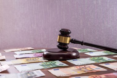 Ahşap masa üzerinde euro ile hukuk tokmak