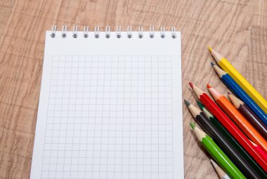 Boş beyaz sayfaya renkli kalemler