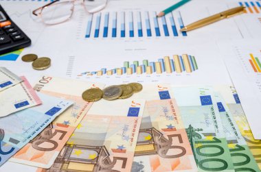 Euro Bono, hesap makinesi, grafik ve kalem ile mali kavramı