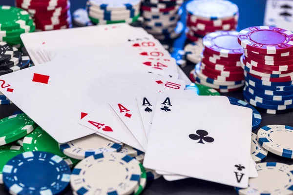 Cartão Poker Fichas Diferentes Mesa Verde — Fotografia de Stock