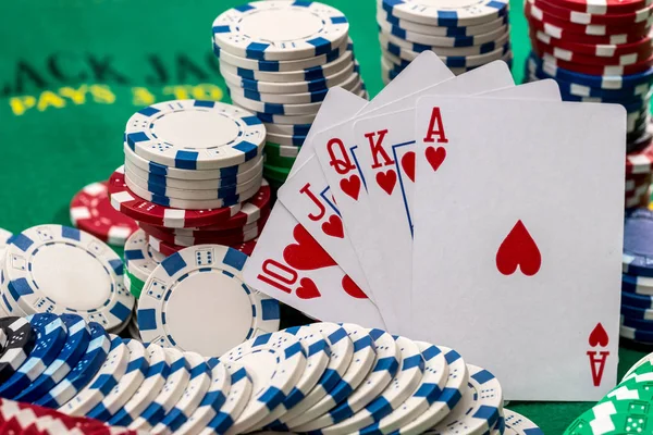 Muitas Fichas Poker Com Cartões Mesa — Fotografia de Stock
