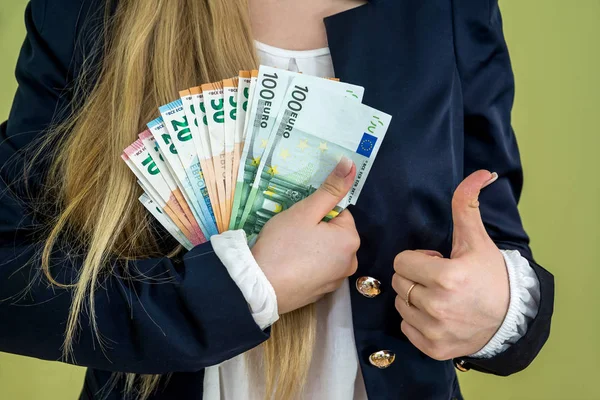 Жінка Тримає Євро Банкноти Ізольовані Зеленому — стокове фото