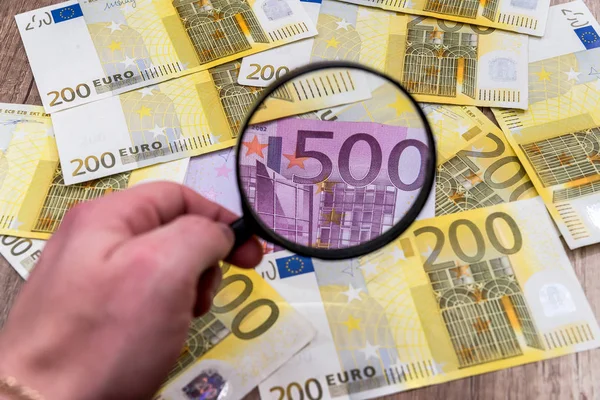 Man Magnifying Glass Find Euro Notes — Stock Photo, Image