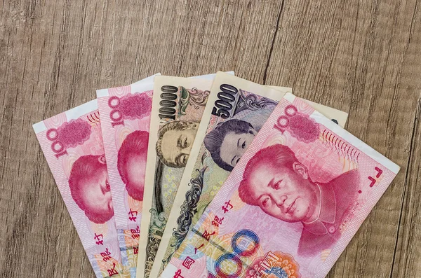 Chinesischer Yuan Gegen Japanischer Yen Auf Dem Schreibtisch — Stockfoto
