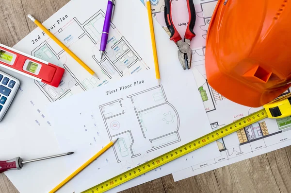 Desenhos Projeto Casa Com Capacete Ferramentas Pedreiro Sobre Fundo Madeira — Fotografia de Stock