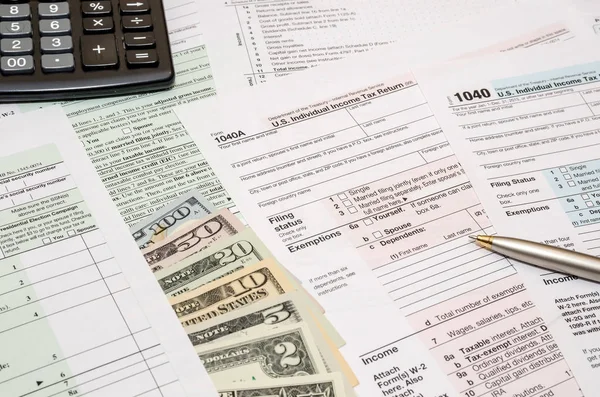 1040 Tax Form Pen Dollar Calculator — Stock Photo, Image