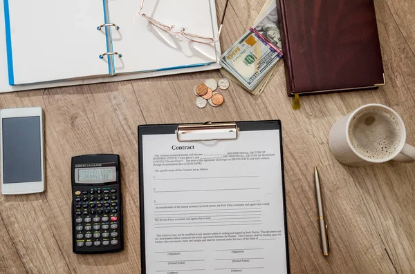 Leerer Vertrag Mit Bürozubehör Auf Dem Schreibtisch — Stockfoto