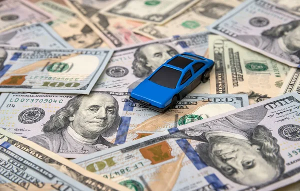 mavi araba modeli dolar faturaları üzerinde