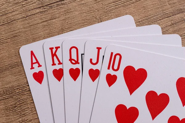 Herzen Passen Spielkarten Auf Holztisch — Stockfoto