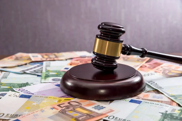 Hâkim'in çekiç ile Euro para birimi