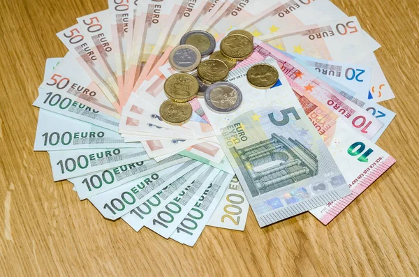Pohled Shora Euro Mince Bankovky Dřevěný Stůl — Stock fotografie