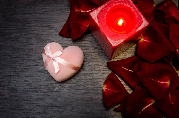 Vela Pétalo Rojo Rosa Con Caja Regalo Mesa Concepto Valentine —  Fotos de Stock