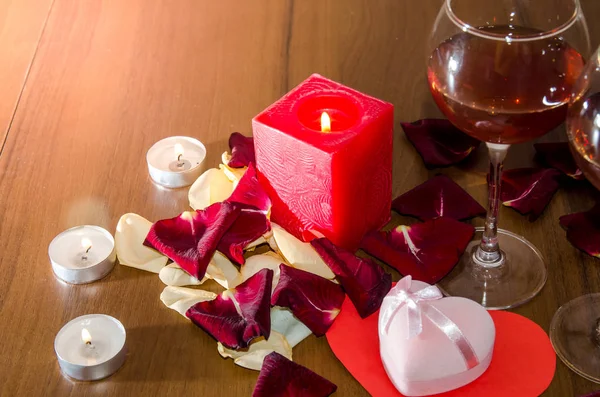 Mumlar Kırmızı Gül Yaprakları Şarap Sevgililer Günü Kavramı — Stok fotoğraf
