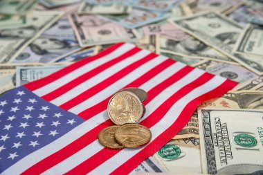 bize para ve Doları ile ABD bayrağı.