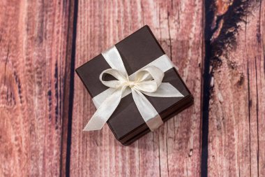 kavramı ahşap yüzeyde Sevgililer günü Hediyelik kutu.