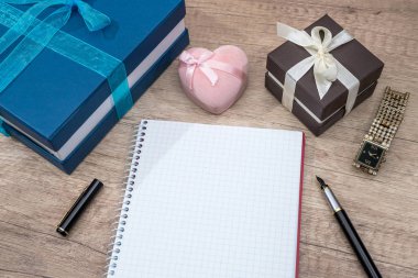 birçok saat üstünde okul sırası ile kutusu mevcut.