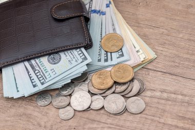 ABD dolar faturaları madeni para üstünde okul sırası ile.