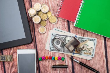 kilit, Doları banknot, sikke, tablet ve telefon Danışma.