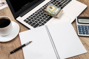 iş kavramı - not defteri, fincan kahve ve dolar ile dizüstü bilgisayar