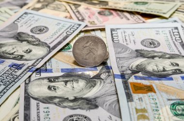 Çeyrek dolar sikke ve Amerika Birleşik Devletleri bir yüz dolarlık banknot para birimi