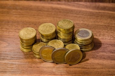 ahşap masa arka plan üzerinde farklı altın euro sikke