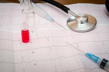 Şırınga, masada kardiyogram stetoskop