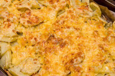 Ev yapımı fırında patates peynir ile