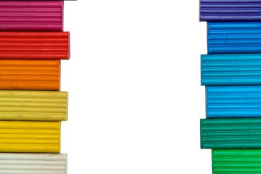 Beyaz arkaplanda izole edilmiş renkli plastikler