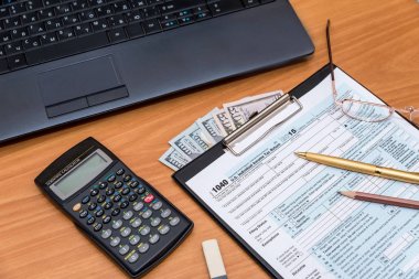 vergi formu tablo üzerindeki bir bilgisayarla