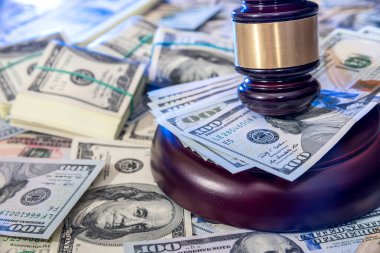 Ahşap hukuk tokmak üzerimize Doları para arka plan