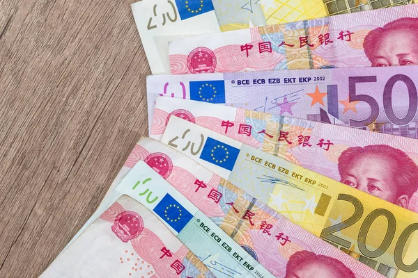 Yuan Banknotów Euro Podłoże Drewniane — Zdjęcie stockowe