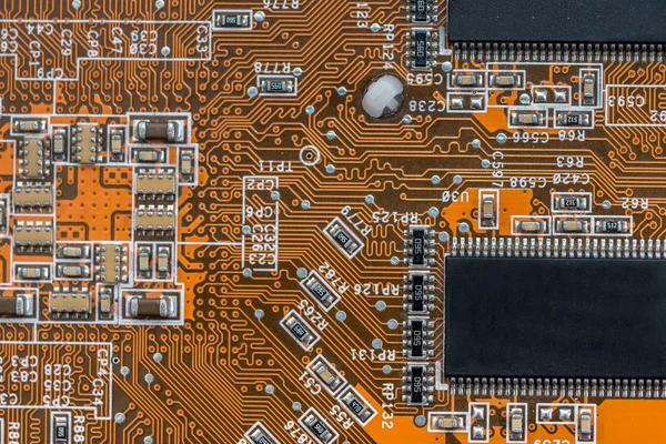 eski bir kırmızı devre panosunu arka yüzüne. yakın çekim.