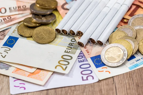 Євро Рахунки Євро Монета Сигаретою Крупним Планом — стокове фото