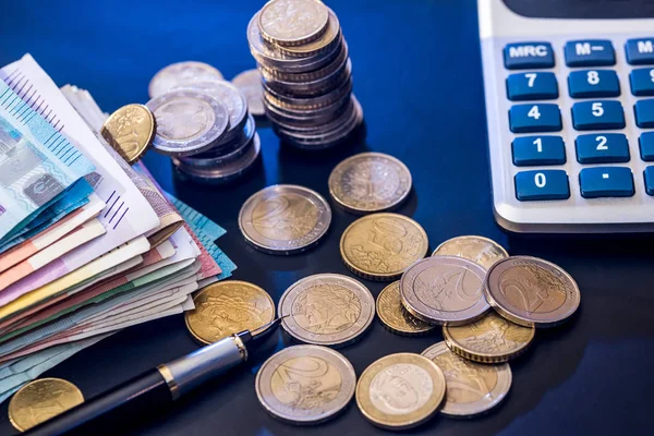 Euro para banknot, kalem ve siyah izole hesap makinesi