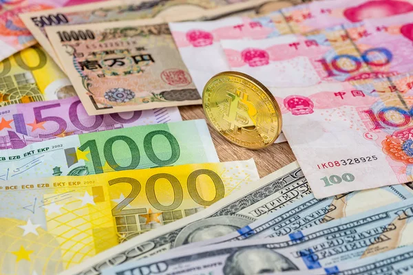 Yuan Euro Yen Och Dollar Sedlar Med Bitcoin — Stockfoto