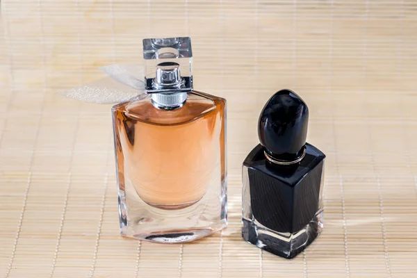 Parfums Femmes Noires Sur Fond Bois Gros Plan — Photo