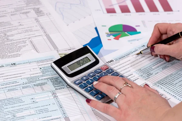 bir kadın vergi form 1040 doldurur