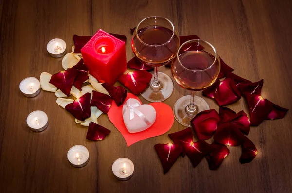 Kaarsen Rode Rozen Bloemblaadjes Wijn Valentijnsdag Concept — Stockfoto