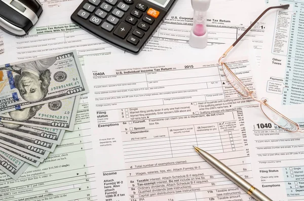 1040 Tax Form Pen Dollar Calculator — Stock Photo, Image