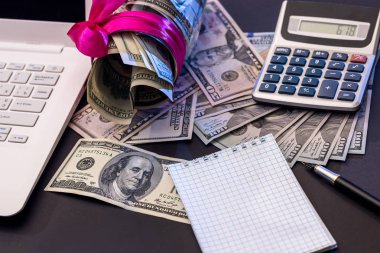 Bize para boş açık not defteri, dizüstü bilgisayar, hesap makinesi ile. Üstten Görünüm.